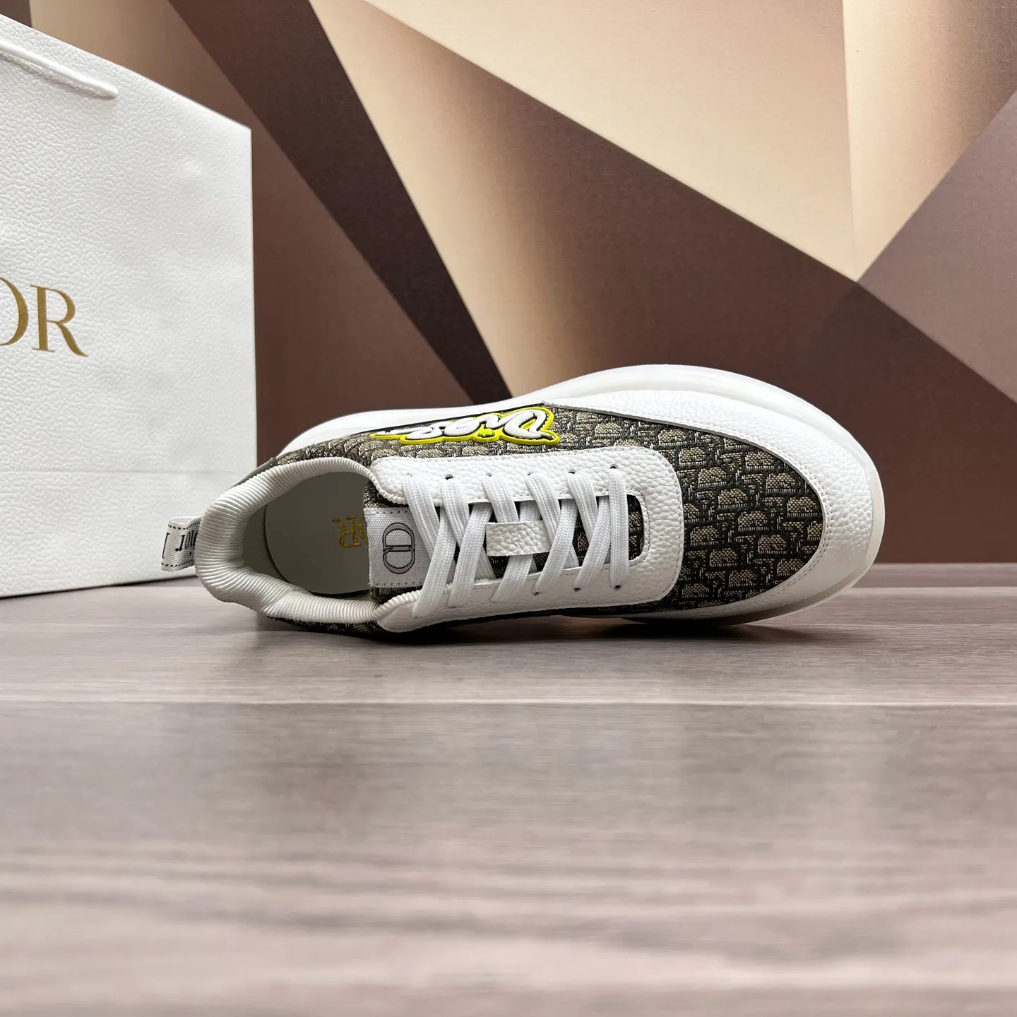 Factory price: 438💰Dior original quality.~ Unique modern style sneakers. 🏃A must-have casual shoe for trendy men😍😍 Imported cowhide fabric, sheepskin foot pads (refuse to discolor and grind feet) soles: Original soles specially provided by the original factory, French lazy style design ⚠️Fit to the feet, original quality, super comfortable original soles. It’s like shooting the real thing🎬The real thing is better, high-quality sneakers, men’s shoe size: 38-44 (45 and 46 can be customized)